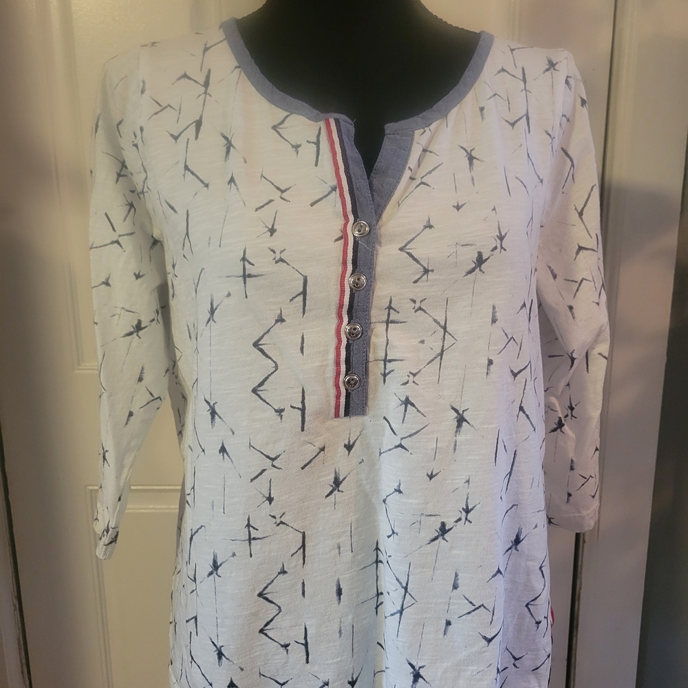 Chic White and Navy Patterned Tunic